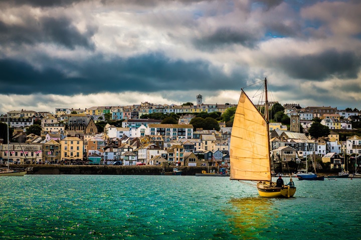 銳琛定型啫喱，讓男士發(fā)型自然流暢，盡顯自信